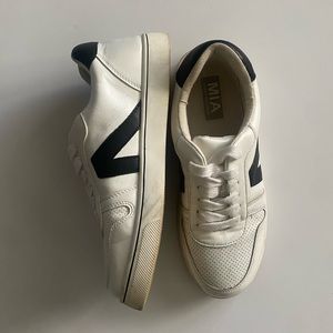 Mia sneakers